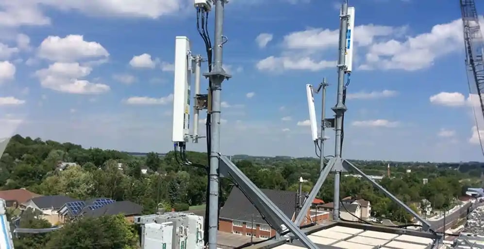 managing-small-cell-and-in-building-sites-small-cell-tower-on-building-rooftop
